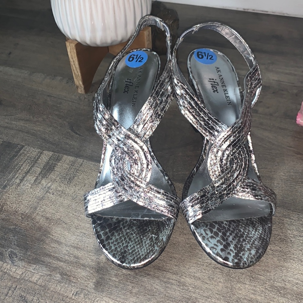 NWOT ANNE KLEIN IFLEX SILVER SNAKESKIN SLINGBACK WEDGE